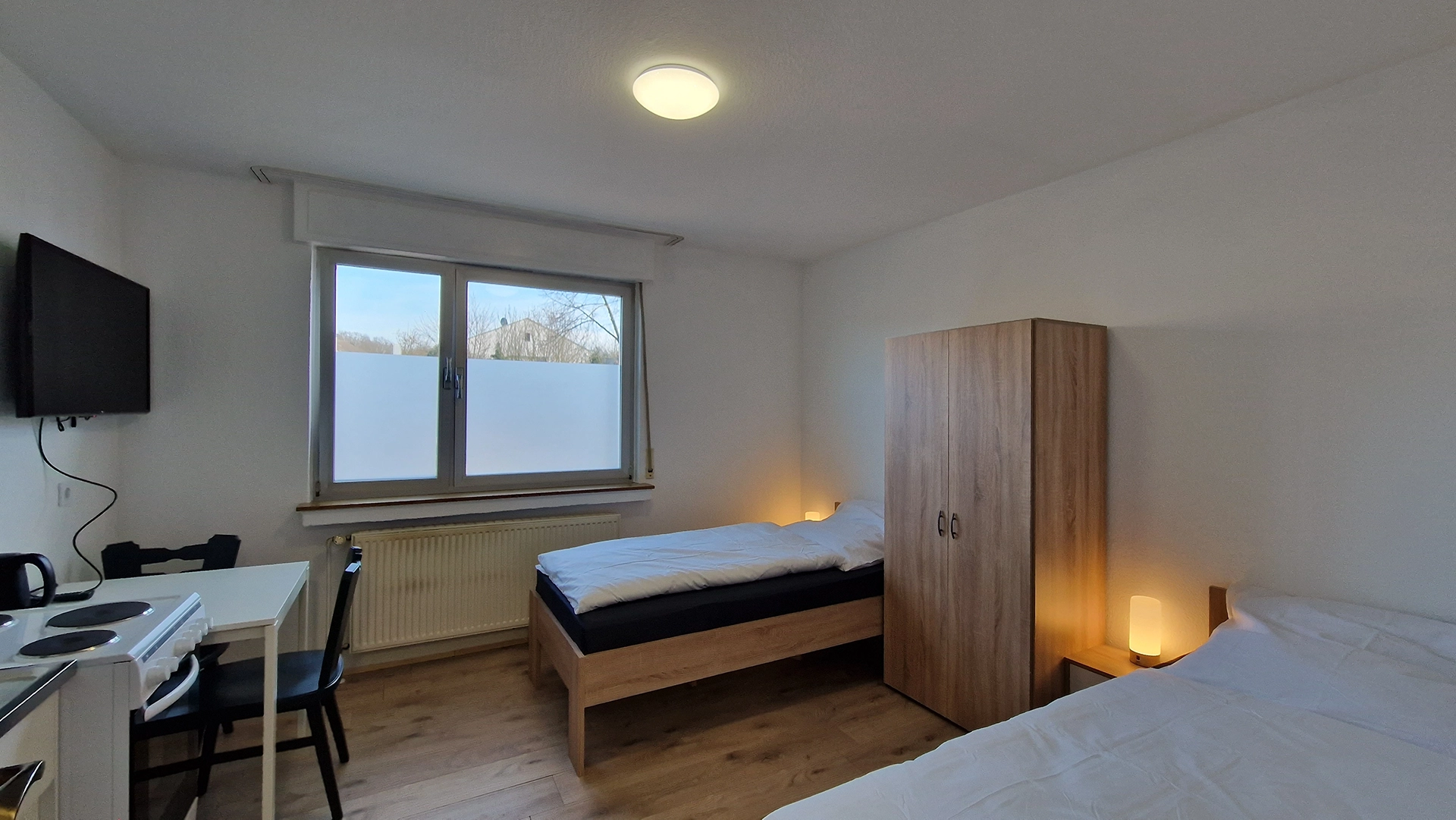 Großes Monteurzimmer mit zwei Betten